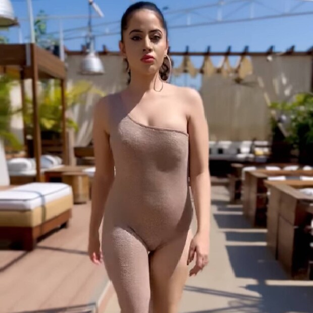 ബിഗ് ബോസ് ഒടിടി മത്സരാർത്ഥി ഉർഫി ജാവേദ് (Urfi Javed), വിചിത്രമായ വസ്ത്രധാരണ ശൈലിയിലും തന്റെ മനസ്സ് തുറന്നു സംസാരിക്കുന്നതിനും പേരുകേട്ട താരമാണ്. അടുത്തിടെ കോയ്മോയ്ക്ക് നൽകിയ അഭിമുഖത്തിൽ, താൻ എപ്പോഴെങ്കിലും സിനിമകളിൽ നഗ്ന രംഗങ്ങൾ ചെയ്യുമോ എന്നതിനെക്കുറിച്ചുള്ള കാഴ്ചപ്പാടുകൾ അവർ പങ്കിട്ടു. അങ്ങനെ ചെയ്യാൻ സമ്മതിച്ചാൽ അതിനുള്ള നിർണ്ണായക ഘടകത്തെക്കുറിച്ചും ഉർഫി വെളിപ്പെടുത്തി ബിഗ് ബോസ് ഒടിടി മത്സരാർത്ഥി ഉർഫി ജാവേദ് (Urfi Javed), വിചിത്രമായ വസ്ത്രധാരണ ശൈലിയിലും തന്റെ മനസ്സ് തുറന്നു സംസാരിക്കുന്നതിനും പേരുകേട്ട താരമാണ്. അടുത്തിടെ കോയ്മോയ്ക്ക് നൽകിയ അഭിമുഖത്തിൽ, താൻ എപ്പോഴെങ്കിലും സിനിമകളിൽ നഗ്ന രംഗങ്ങൾ ചെയ്യുമോ എന്നതിനെക്കുറിച്ചുള്ള കാഴ്ചപ്പാടുകൾ അവർ പങ്കിട്ടു. അങ്ങനെ ചെയ്യാൻ സമ്മതിച്ചാൽ അതിനുള്ള നിർണ്ണായക ഘടകത്തെക്കുറിച്ചും ഉർഫി വെളിപ്പെടുത്തി