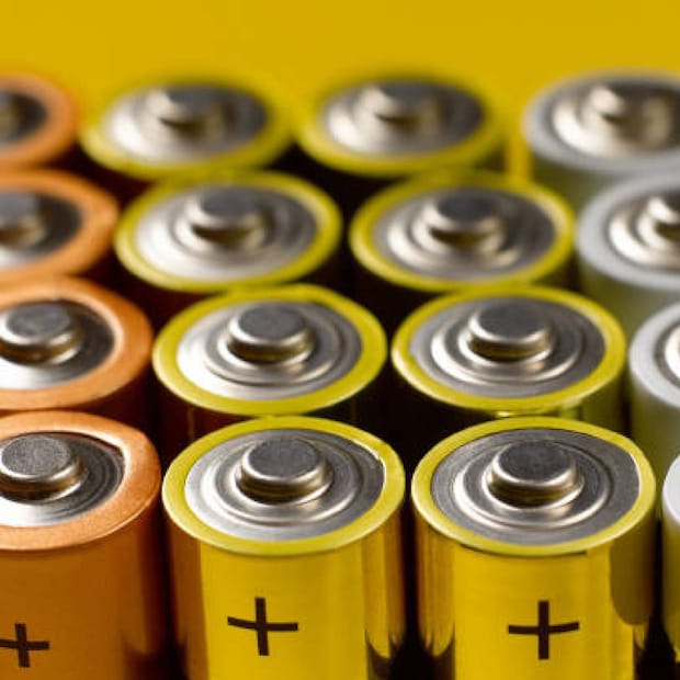  സ്വന്തം ജനനേന്ദ്രിയത്തിൽ ഡബിൾ A സൈസ് ബാറ്ററി  (AA battery) കയറ്റി യുവാവ്. സങ്കീർണ്ണമായ അവസ്ഥയിൽ നിന്നും ഇയാൾക്ക് 24 മണിക്കൂറിനു ശേഷം ഡോക്‌ടർമാർ മോചനമേകി. പുതിയ ഡിസ്‌കവറി+ സീരീസായ “ദിസ് കെയിം ഔട്ട് ഓഫ് മി” എന്ന ചിത്രത്തിന് ഒരുപക്ഷെ ഈ വിചിത്രാനുഭവം അനുയോജ്യമായേക്കും. സ്വന്തമായി നടത്തിയ പരീക്ഷണം കൈവിട്ടു പോയതോടെയാണ് ഇയാൾ ആശുപത്രിയെ സമീപിച്ചത് (പ്രതീകാത്മക ചിത്രം)