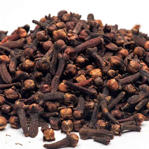  7. പ്രതിരോധശേഷി വർദ്ധിപ്പിക്കുക: രോഗപ്രതിരോധ ശേഷി ശക്തിപ്പെടുത്തുന്നതിനും ഗ്രാമ്പൂ വളരെയധികം സഹായിക്കുന്നു. ഇത് ശരീരത്തെ വൈറസുകളിൽ നിന്ന് സംരക്ഷിക്കുന്നു. അണുബാധകളിൽ നിന്നും രോഗാണുക്കളിൽ നിന്നും ശരീരത്തെ സംരക്ഷിക്കുക എന്നതാണ് ഇതിന്റെ പ്രധാന പ്രവർത്തനം