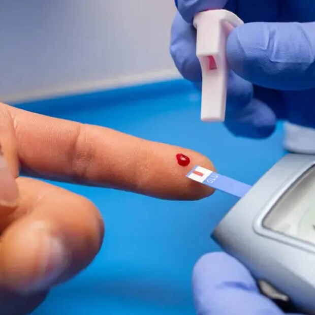  6. പ്രമേഹം നിയന്ത്രിക്കുക: ഗ്രാമ്പൂ എണ്ണ പഞ്ചസാര നിയന്ത്രിക്കാൻ സഹായിക്കുന്നു. ഇത് രക്തത്തിലെ പഞ്ചസാരയുടെ അളവ് വർദ്ധിപ്പിക്കാൻ അനുവദിക്കുന്നില്ല