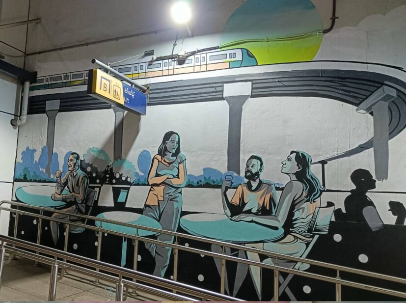  വെര്‍ട്ടിക്കല്‍ ഗാര്‍ഡനും കൊച്ചി നഗര ജീവിതവും സാംസ്‌കാരിക പാരമ്പര്യവും വിശദമാക്കുന്ന ചുവര്‍ചിത്രങ്ങള്‍ ആണ് തൈക്കൂടം സ്്റ്റേഷന്റെ പ്രത്യേകത. ഓരോ സ്റ്റേഷനിലും അധിക സൗകര്യം ഏര്‍പ്പെടുത്തുന്നതിന് മുമ്പ് യാത്രക്കാരില്‍ നിന്ന് അഭിപ്രായം തേടിയിരുന്നു. ഇതിന്റെ അടിസ്ഥാനത്തില്‍ കെ.എം.ആര്‍.എല്ലിലെ സീനിയര്‍ ഡെപ്യൂട്ടി ജനറല്‍ മാനേജര്‍മാരായ സുമി നടരാജന്‍ എം.ജി റോഡ് സ്റ്റേഷന്റെയും ജോസഫ് സിബി ആലുവയുടെയും ഡെപ്യൂട്ടി ജനറല്‍ മാനേജര്‍മാരായ തലോജു സായ് കൃഷ്ണ വൈറ്റിലയുടെയും പര്‍ദീപ് കുമാര്‍ ഇടപ്പള്ളിയിലെയും മാനേജര്‍ ആര്‍കിടെക്റ്റ് ജിന്‍സണ്‍ കെ കൂട്ടുങ്ങല്‍ തൈക്കൂടത്തിന്റെയും എക്സിക്യൂട്ടീവ് ആര്‍കിടെകറ്റ് അശ്വതി സി കടവന്ത്രയുടെയും മോടിപിടിപ്പിക്കലിന് നേതൃത്വം നല്‍കി.