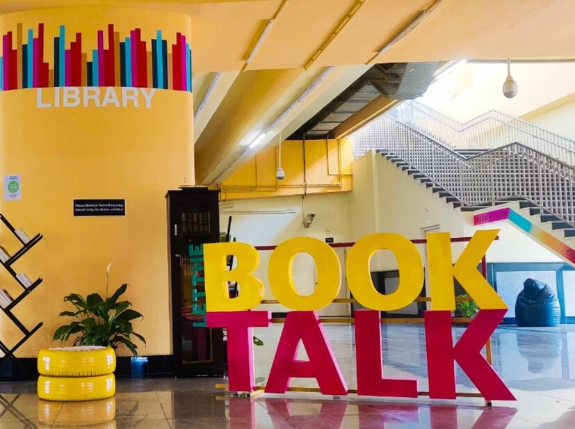  കടവന്ത്ര സ്റ്റേഷനില്‍ പ്രവര്‍ത്തനം തുടങ്ങിയ ലൈബ്രറിയില്‍ നിന്ന്് സൗജന്യമായി പുസ്തകം വീട്ടില്‍ കൊണ്ടുപോയി വായിച്ച് തിരിച്ചേല്‍പ്പിക്കാന്‍ സൗകര്യമുണ്ട്. പ്രത്യേകം തയ്യാറിക്കിയിട്ടുള്ള റീഡിംഗ് കോര്‍ണറില്‍ വായിക്കുകയുമാകാം. പൊതുജനങ്ങള്‍ക്ക് ലൈബ്രറിയിലേക്ക് പുസ്തകങ്ങള്‍ സംഭാവനചെയ്യാനും അവസരമുണ്ട്. അമ്മമാര്‍ക്കായി പ്രത്യേക ഫീഡിംഗ് റൂമും ഇവിടെയുണ്ട്.ആലുവ സ്റ്റേഷനില്‍ കുറഞ്ഞ വാടകയ്ക്ക് പവ്വര്‍ ബാങ്ക് ലഭിക്കും.