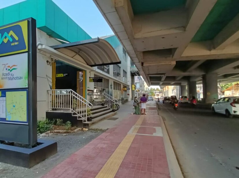  കൊച്ചി മെട്രോയില്‍ പ്രവര്‍ത്തിക്കുന്ന കുടംബശ്രീ അംഗങ്ങള്‍ പാഴ് വസ്തുക്കളില്‍ നിന്ന് നിര്‍മിച്ച ഫര്‍ണിച്ചറുകള്‍, ഡിജിറ്റലൈസ് ചെയ്ത പാസഞ്ചര്‍ ഇന്‍ഫര്‍മേഷന്‍ സിസ്റ്റം തുടങ്ങിയവയാണ് ആലുവയില്‍ പുതുതായി ഏര്‍പ്പെടുത്തിയ സൗകര്യങ്ങള്‍. പവ്വര്‍ബാങ്ക് കിയോസ്‌ക്, ആകര്‍ഷകമായ വെളിച്ച വിതാനം, പ്ലാറ്റ് ഫോമില്‍പാഴ് വസ്തുക്കള്‍ കൊണ്ട് നിര്‍മിച്ച ഇരിപ്പിടം തുടങ്ങിയവയാണ് ഇടപ്പള്ളി സ്റ്റേഷനിലെ സൗകര്യങ്ങള്‍.വൈറ്റില സ്റ്റേഷനില്‍ രാവിലെയും വൈകിട്ടും സിനിമാഗാനങ്ങള്‍ കേള്‍ക്കാം. ഇവിടുത്തെ പാര്‍ക്കിംഗ് സ്ഥലം വികസിപ്പിച്ച് കൂടുതല്‍ വാഹനങ്ങള്‍ക്ക് സൗകര്യമൊരുക്കി.