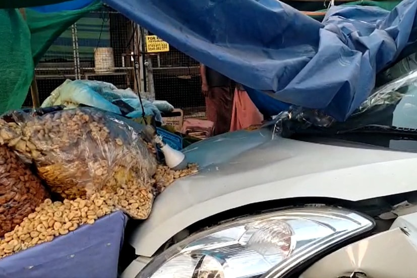  മറ്റൊരു അപകടത്തിൽ പട്ടാമ്പി പെരുമുടിയുർ പുതിയഗേറ്റ് സെന്ററിൽ പൊരിയും പലഹാരങ്ങളും വിൽക്കുന്ന ഷെഡിലേക്ക് റോങ് സൈഡിൽ വന്ന മാരുതി സ്വിഫ്റ്റ് കാർ നിയന്ത്രണംവിട്ട് ഇടിച്ചു കയറി.