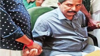 റവന്യു ഇന്സ്പെക്ടര് കെ.കെ. ജയരാജിനെ വിജിലന്സ് സംഘം പിടികൂടിയപ്പോള്
റവന്യു ഇന്സ്പെക്ടര് കെ.കെ. ജയരാജിനെ വിജിലന്സ് സംഘം പിടികൂടിയപ്പോള്