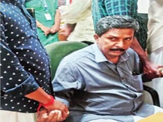 റവന്യു ഇന്‍സ്‌പെക്ടര്‍ കെ.കെ. ജയരാജിനെ വിജിലന്‍സ് സംഘം പിടികൂടിയപ്പോള്‍
