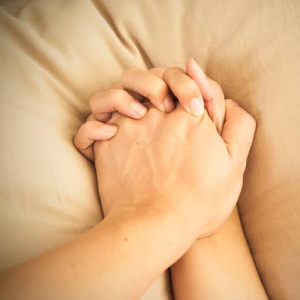  2. ടെസ്റ്റോസ്റ്റിറോൺ അളവ് വർദ്ധിപ്പിക്കുക: പുരുഷന്മാരുടെ ശരീരത്തിലെ ടെസ്റ്റോസ്റ്റിറോൺ അളവ് വർദ്ധിപ്പിക്കാൻ ഗ്രാമ്പൂ എണ്ണ സഹായിക്കും. പുരുഷന്മാരിൽ ലൈംഗികശേഷി വർദ്ധിപ്പിക്കാനും ഇത് പ്രവർത്തിക്കുന്നു