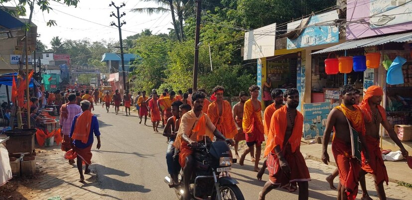  മുഞ്ചിറയിലെ തിരുമല മഹാദേവ ക്ഷേത്രത്തില്‍ നിന്നാണ് ശിവാലയ ഓട്ടം ആരംഭിക്കുന്നത്. തൊഴുത ശേഷം 'ഗോവിന്ദാ ഗോപാല' എന്ന മന്ത്രം ഉച്ചത്തില്‍ മുഴക്കി കൊണ്ട് ഭക്തര്‍ പടിയിറങ്ങും.