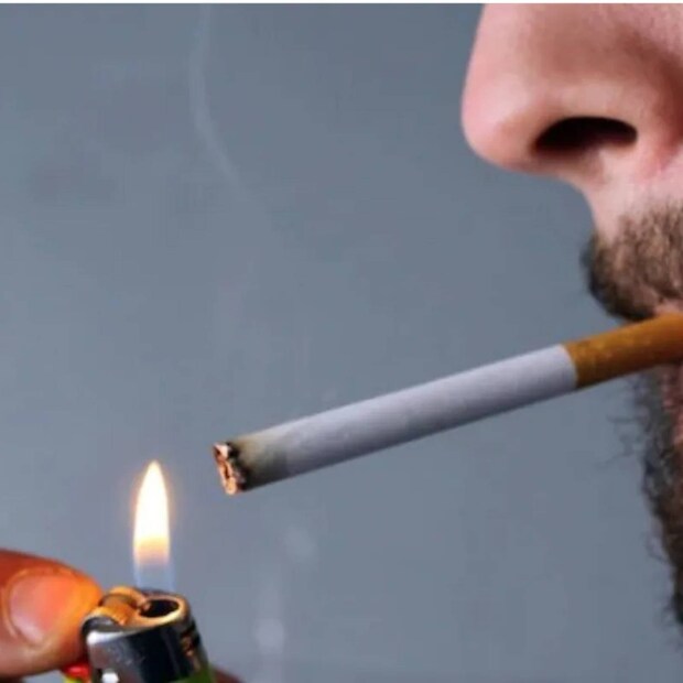  4. പുകവലിയുടെ ആസക്തിയിൽ നിന്ന് മുക്തി നേടാൻ സഹായിക്കുന്നു: ആസക്തിയിൽ നിന്ന് മുക്തി നേടാനും ഇത് വളരെയധികം സഹായിക്കും. ഗ്രാമ്പൂ എണ്ണ പതിവായി ചൂടാക്കി കുളിക്കുകയാണെങ്കിൽ, അത് നിങ്ങളുടെ മനസ്സിനെ ശാന്തമാക്കുകയും പുകവലിക്കാനുള്ള ആഗ്രഹം കുറയ്ക്കുകയും ചെയ്യും (പ്രതീകാത്മക ചിത്രം)