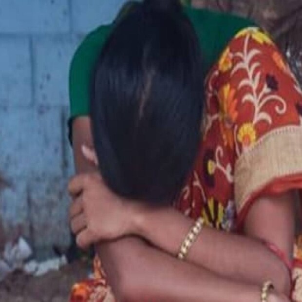  ഭർത്താവിന്റെ ക്രൂരകൃത്യത്തിനെതിരെ പരാതിപ്പെട്ട ഭാര്യക്ക് വിവാഹമോചനം അനുവദിച്ച് കോടതി (court granted divorce to woman). 22 കാരിയായ വിവാഹിതയാണ് കുടുംബ കോടതിയിൽ വിവാഹമോചനത്തിന് അപേക്ഷ നൽകിയത്. ഭർത്താവ് മദ്യത്തിന് അടിമയാണെന്നും ലൈംഗികബന്ധത്തിൽ ഏർപ്പെടാൻ വിസമ്മതിച്ചപ്പോൾ തന്നെ ബലാത്സംഗം ചെയ്യാറുണ്ടെന്നും യുവതി പരാതിയിൽ പറയുന്നു