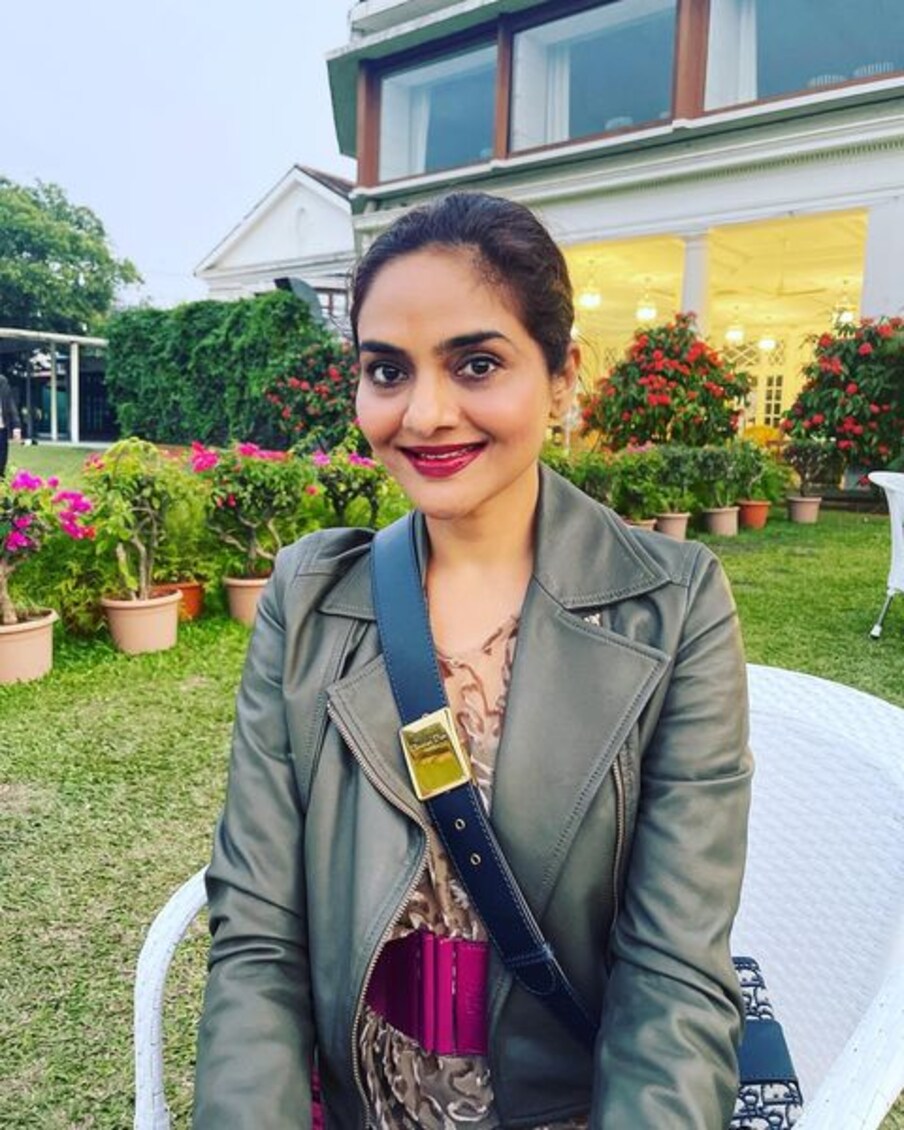  1992 ലാണ് റോജ എന്ന സിനിമയിലൂടെ മണിരത്നം മധൂ (Madhoo)എന്ന നടിയെ അവതരിപ്പിക്കുന്നത്. തമിഴിലൂടെ അഭിനയരംഗത്തെത്തി ഹിന്ദിയിലും മലയാളത്തിലുമടക്കം ഇന്നും ഓർമയിൽ നിൽക്കുന്ന ഒരുപിടി വേഷങ്ങൾ ചെയ്ത നടിയാണ് മധൂ.