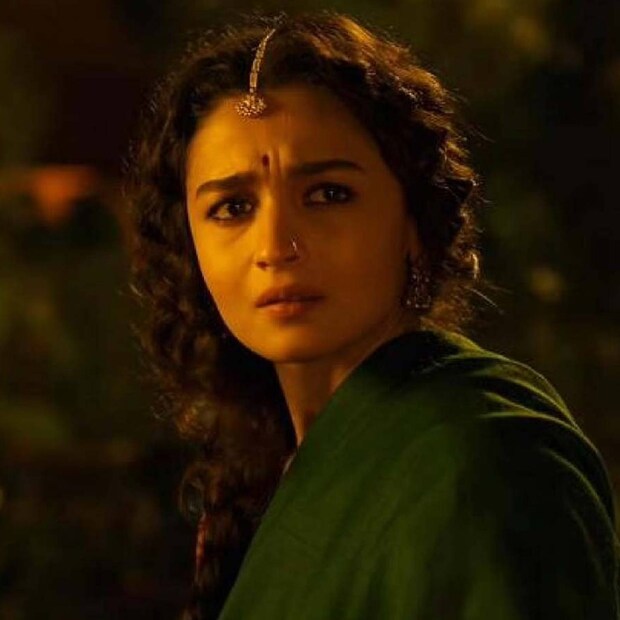  RRRന്റെ അവസാന കട്ടിൽ തനിക്ക് അനുവദിച്ച ഹ്രസ്വമായ സ്‌ക്രീൻ സ്‌പെയ്‌സിൽ ആലിയ തീരെ തൃപ്തയല്ലെന്നാണ് പറയപ്പെടുന്നത്. കേവലം 15മിനിറ്റ് മാത്രമാണ് ആലിയക്ക് നൽകിയത് എന്ന് റിപോർട്ടുകൾ പറയുന്നു. ബോളിവുഡിലുടനീളമുള്ള താരപരിവേഷം പരിഗണിക്കുകയാണെങ്കിൽ ‘RRR’ എന്ന സിനിമയിൽ ആലിയ ഭട്ടിന് മികച്ച കഥാപാത്രങ്ങൾ നൽകുന്ന കാര്യത്തിൽ രാജമൗലി ശ്രദ്ധ നൽകിയില്ല എന്നത് സത്യമാണ്. അതിൽ, നടി പോലും അസ്വസ്ഥയായതിൽ അതിശയിക്കാനില്ല