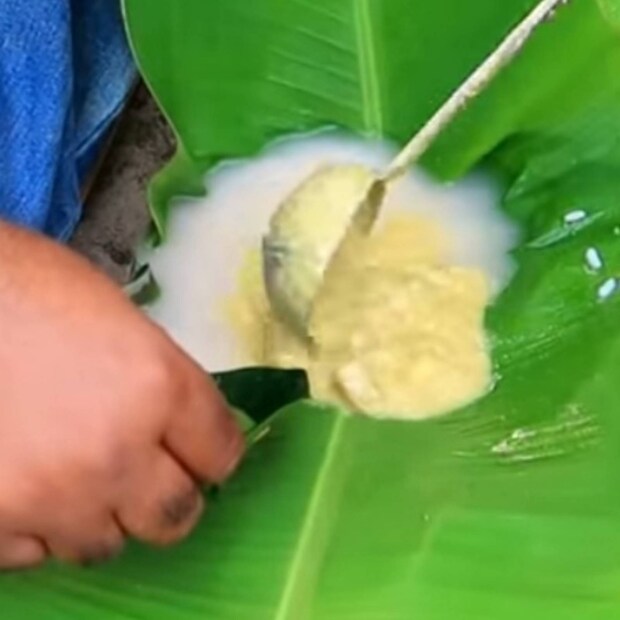  ഭക്തനും ദേവിയും ഒന്നായി മാറുന്ന അപൂർവ്വ നിമിഷം. നിലത്തിരുന്ന് കഞ്ഞി കുടിക്കാൻ പ്രയാസമുള്ളവർക്ക് വീട്ടുകാർ മറ്റ് സംവിധാനമൊരുക്കും. കഞ്ഞി കുടിക്കാനും ഭരണി കാണാനും മാത്രം അവധിയെടുത്ത് നാട്ടിലെത്തുന്ന ചെട്ടികുളങ്ങരക്കാരായ പ്രവാസികളുണ്ട്.