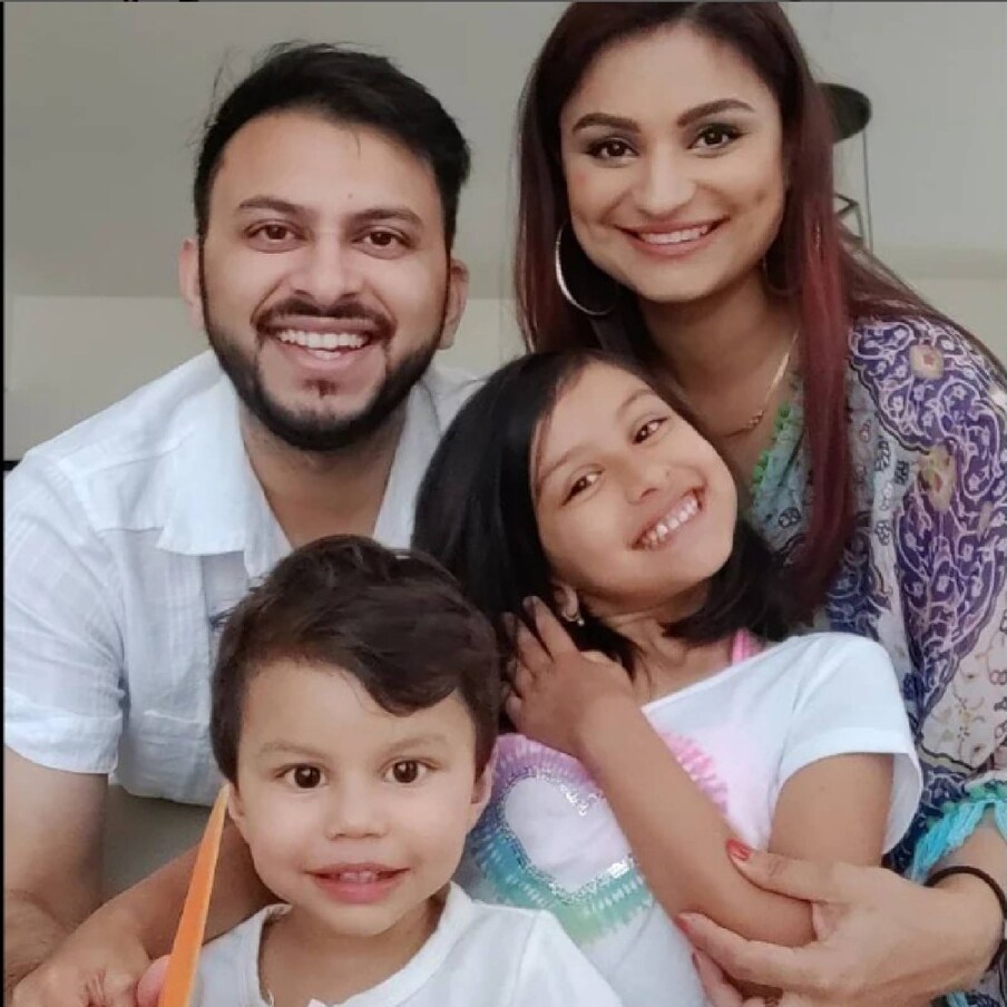  ഫോട്ടോയിൽ, ഡിംപി തന്റെ മകനെ കൈകളിൽ പിടിച്ചിരിക്കുന്നതായി കാണുന്നു. അതേസമയം മകൾ നിറവയറിൽ ചുംബിക്കുന്നു. നീണ്ട ഫ്ലോറൽ മാക്സി വസ്ത്രമാണ് ഡിംപി ധരിച്ചിട്ടുള്ളത്. രണ്ടു മക്കളെയും ചേർത്തു പിടിച്ച ചിത്രമാണ് പോസ്റ്റിലുള്ളത് (തുടർന്ന് വായിക്കുക)