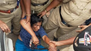 റോസ്ലിന് ഫിലിപ്പിനെ പ്രതിഷേധത്തിനിടെ പോലീസ് വലിച്ചിഴച്ചു കൊണ്ടുപോകുന്നു റോസ്ലിന് ഫിലിപ്പിനെ പ്രതിഷേധത്തിനിടെ പോലീസ് വലിച്ചിഴച്ചു കൊണ്ടുപോകുന്നു