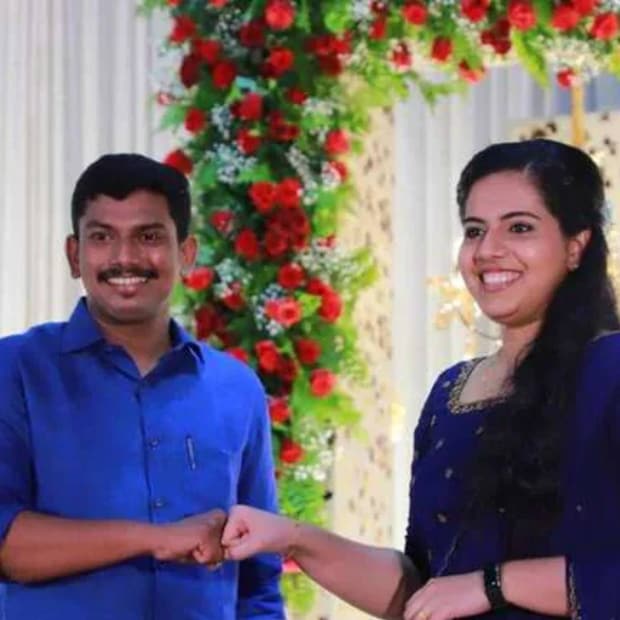  വിവാഹത്തിന് എല്ലാവരേയും സ്‌നേഹപൂര്‍വം ക്ഷണിക്കുന്നതാവട്ടെ സി.പി.എം. തിരുവനന്തപുരം ജില്ലാ സെക്രട്ടറി ആനാവൂര്‍ നാഗപ്പന്‍. തിരുവനന്തപുരം ജില്ലാ കമ്മിറ്റിയാണ് കത്ത് പുറത്തിറക്കിയിരിക്കുന്നത്.