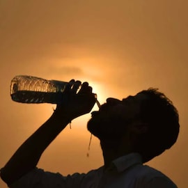 Temperature | ആറു ജില്ലകളിൽ കനത്ത ചൂട് മുന്നറിയിപ്പ്; എങ്ങനെ പ്രതിരോധിക്കാം Temperature | ആറു ജില്ലകളിൽ കനത്ത ചൂട് മുന്നറിയിപ്പ്; എങ്ങനെ പ്രതിരോധിക്കാം