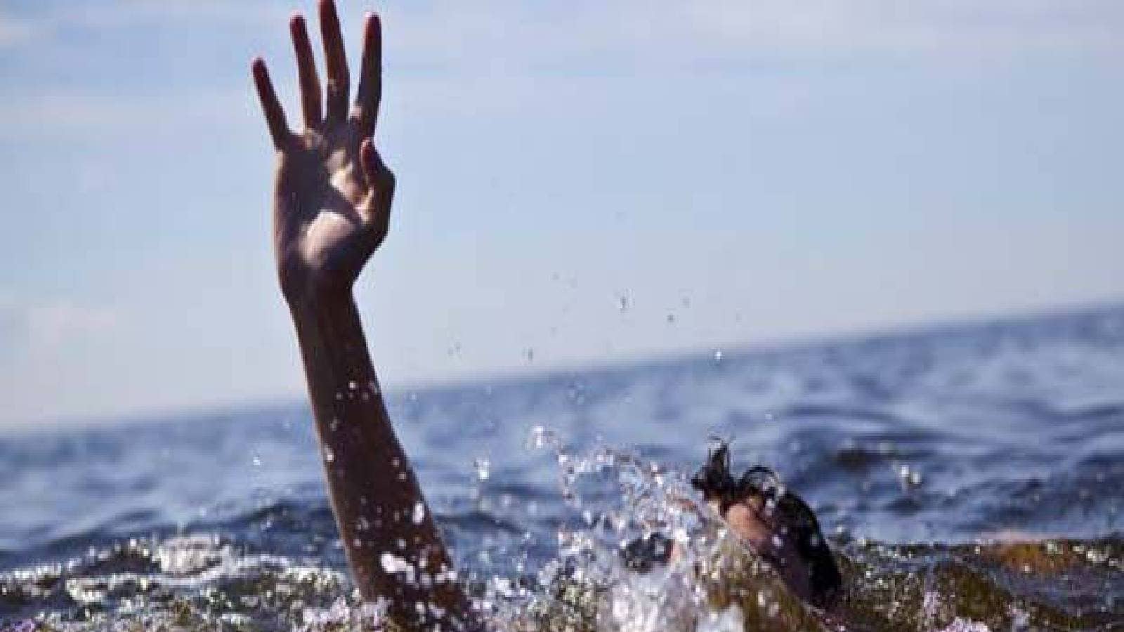 Купался в море я черном. Человек тонет на берегу реки. Фото тонущего человека.