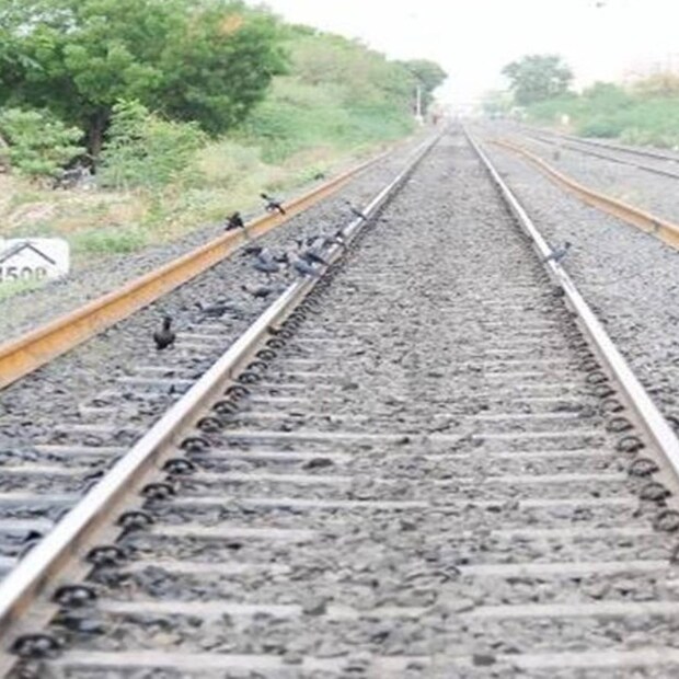 alappuzha, woman dies after fell on railway track, trying to board train, train accident, kerala news, acident news, ആലപ്പുഴ, യുവതി പാളത്തിൽ വീണുമരിച്ചു, ട്രെയിനിൽ കയറുന്നതിനിടെ പാളത്തിൽ വീണു യുവതി മരിത്തി, മീനാക്ഷി, കേരള വാർത്തകൾ