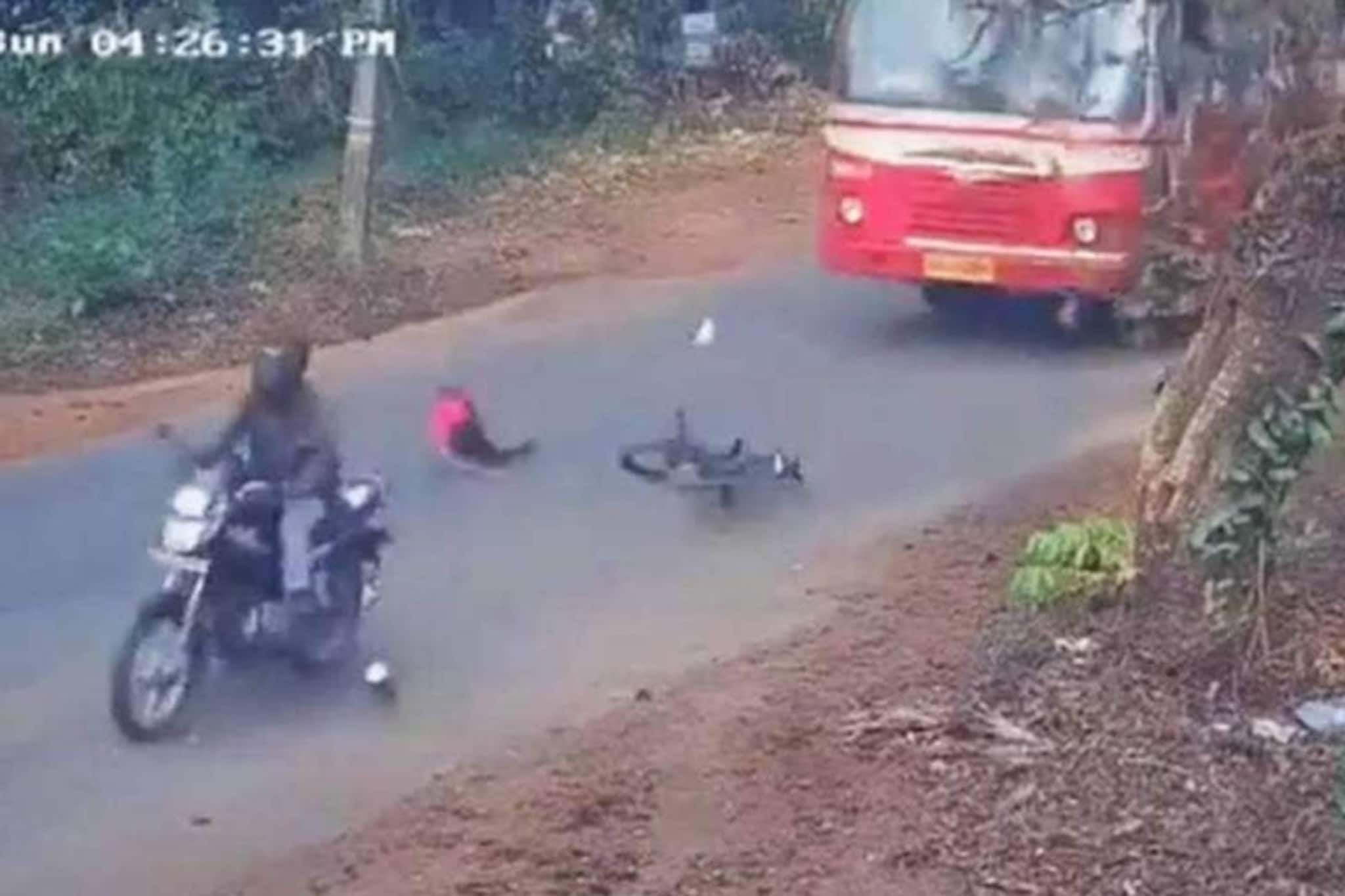 ബൈക്കിലിടിച്ച് റോഡിലേക്ക് വീണു; സൈക്കിളിലൂടെ ബസ് കയറിയിറങ്ങി; അത്ഭുതകരമായി രക്ഷപ്പെട്ട