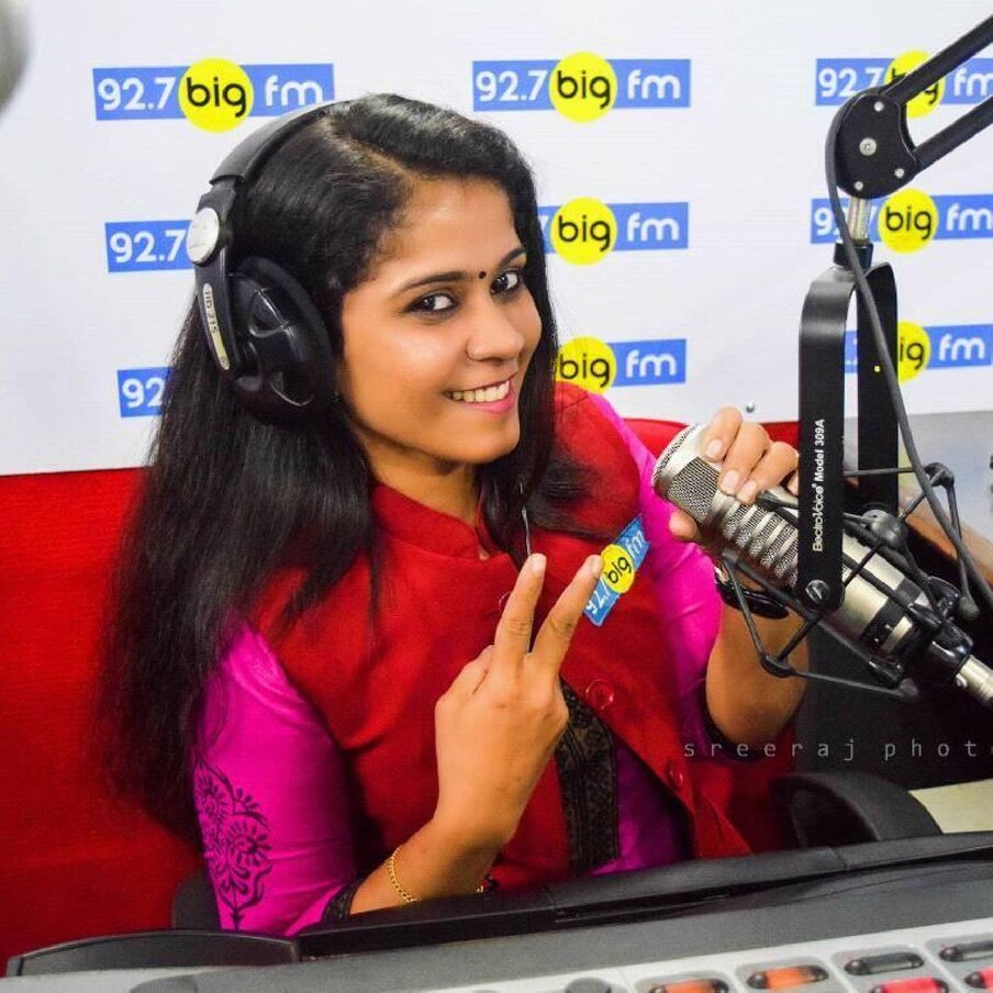  ആർ.ജെ. സുമിയുടെ പേരാണ് മറ്റൊന്ന്. കഴിഞ്ഞ സീസണിൽ പങ്കെടുത്ത ആർ.ജെ. കിടിലം ഫിറോസിന്റെ സഹപ്രവർത്തകയുമാണ് സുമി. ടൈംസ് ഓഫ് ഇന്ത്യയോട് സുമി തന്റെ പ്രതികരണം രേഖപ്പെടുത്തി. 'ഞാൻ ഷോയുടെ ഭാഗമല്ല. എന്നെ ആരും സമീപിച്ചിട്ടില്ല. ചില ലിസ്റ്റുകളിൽ എന്റെ പേര് പരാമർശിച്ചിരിക്കുന്നത് കണ്ടപ്പോൾ ഞാൻ ശരിക്കും അത്ഭുതപ്പെട്ടു,' സുമി പറഞ്ഞു