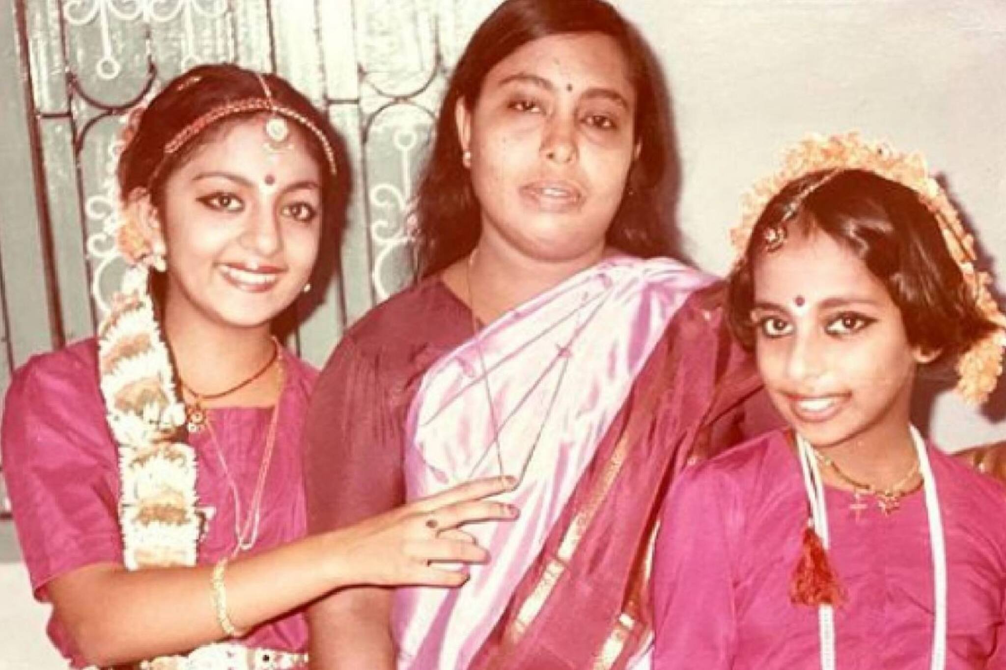 ഇതേ മുഖച്ഛായയിൽ മലയാള സിനിമയിൽ രണ്ടു നടിമാർ; ഇത് അമ്മയുടെ കുട്ടിക്കാല ചിത്രം