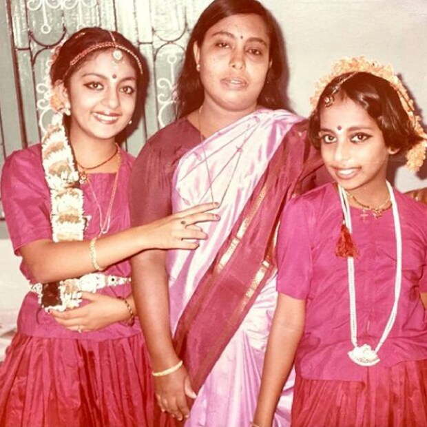 കോവിഡ് ലോക്ക്ഡൗൺ നാളുകൾ അധികമാരും മറന്നുകാണില്ല. സിനിമയും ഷൂട്ടിങ്ങും ഒക്കെ മുടങ്ങിക്കിടന്ന നാളുകളിൽ താരങ്ങൾ എല്ലാപേരും എന്നത്തേക്കാളും അധികം സോഷ്യൽ മീഡിയയിൽ സജീവമായിരുന്നു. മലയാള സിനിമയിൽ ഓരോ താരവും തങ്ങളുടെ കഴിഞ്ഞ കാലവും ഓർമ്മകളും അയവിറക്കിയത് ഈ നാളുകളിലാണ്. പിന്നെ തിരക്കുകൾ മാറിയത്തോടു കൂടി ഏവരും വീണ്ടും ജോലിത്തിരക്കുകളിൽ മുഴുകി. ഇപ്പോൾ ഇതാ അത്തരമൊരു ചിത്രം ഇൻസ്റ്റഗ്രാമിൽ പ്രത്യക്ഷപ്പെട്ടുകഴിഞ്ഞു (ചിത്രം: ഇൻസ്റ്റഗ്രാം) കോവിഡ് ലോക്ക്ഡൗൺ നാളുകൾ അധികമാരും മറന്നുകാണില്ല. സിനിമയും ഷൂട്ടിങ്ങും ഒക്കെ മുടങ്ങിക്കിടന്ന നാളുകളിൽ താരങ്ങൾ എല്ലാപേരും എന്നത്തേക്കാളും അധികം സോഷ്യൽ മീഡിയയിൽ സജീവമായിരുന്നു. മലയാള സിനിമയിൽ ഓരോ താരവും തങ്ങളുടെ കഴിഞ്ഞ കാലവും ഓർമ്മകളും അയവിറക്കിയത് ഈ നാളുകളിലാണ്. പിന്നെ തിരക്കുകൾ മാറിയത്തോടു കൂടി ഏവരും വീണ്ടും ജോലിത്തിരക്കുകളിൽ മുഴുകി. ഇപ്പോൾ ഇതാ അത്തരമൊരു ചിത്രം ഇൻസ്റ്റഗ്രാമിൽ പ്രത്യക്ഷപ്പെട്ടുകഴിഞ്ഞു (ചിത്രം: ഇൻസ്റ്റഗ്രാം)