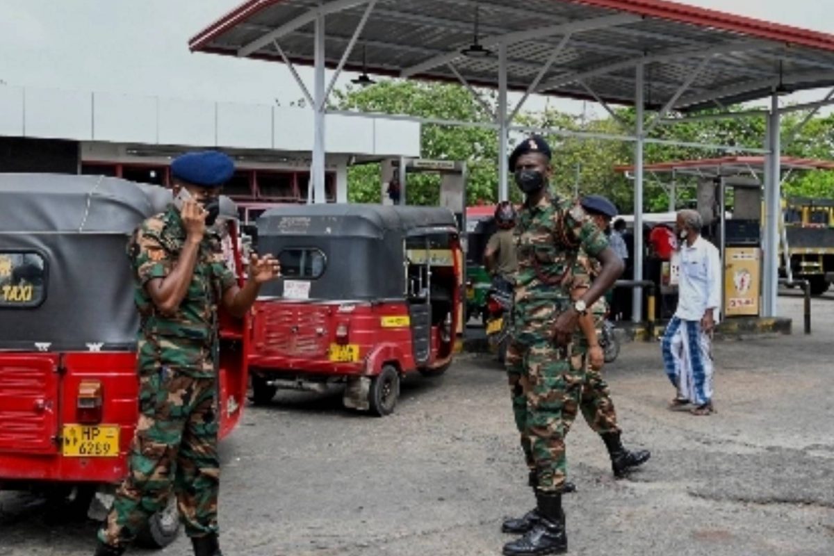 ഇന്ധനക്ഷാമം രൂക്ഷം; പമ്പുകളില്‍ നീളന്‍ ക്യൂവും ബഹളവും; പട്ടാളത്തെ ഇറക്കി ശ്രീലങ്ക