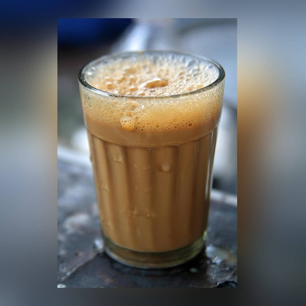  ഇന്ത്യക്കാരുടെ ദേശീയ പാനീയം എന്നു വേണമെങ്കിൽ ചായയെ വിളിക്കാം. ഒരു കപ്പ് ചായ (tea) കുടിച്ചുകൊണ്ടാണ് നമ്മളിൽ പലരുടെയും ഒരു ദിവസം ആരംഭിക്കുന്നത്. പാലും പഞ്ചസാരയും ഇഞ്ചി വേരും ഏലക്ക, ഗ്രാമ്പു തുടങ്ങിയ സുഗന്ധവ്യജ്ഞനങ്ങളും ചേർത്തും ചായ ഉണ്ടാക്കാം. ലോകത്തിലെ തന്നെ പ്രിയപ്പെട്ട ഒരു പാനീയമാണ് ചായ. ചായയുടെ ഉത്ഭവത്തെ കുറിച്ച് നമുക്ക് അറിയാത്ത ഒരുപാട് കാര്യങ്ങളുണ്ട്. ചായയെ കുറിച്ചുള്ള ചില രസകരമായ വസ്തുതകളും അതിന്റെ ചരിത്രവും അറിയാം.
