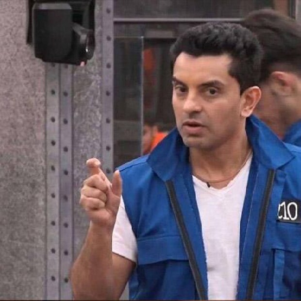 "ഇന്ത്യയിലെ ഒരു പ്രമുഖ വ്യവസായി എനിക്ക് അദ്ദേഹത്തിന്റെ ഭാര്യയ്‌ക്കൊപ്പം കിടക്കാമെന്ന് വാഗ്ദാനം ചെയ്തു." മറ്റ് മത്സരാർത്ഥികളുടെ ഞെട്ടിക്കുന്ന പ്രതികരണങ്ങളോടെയാണ് വീഡിയോ അവസാനിക്കുന്നത്. പിന്നീട് ഷോയിൽ നിന്ന് തെഹ്‌സീനെ പുറത്താക്കി. പൂനം പാണ്ഡെ, അഞ്ജലി അറോറ, കരൺവീർ ബൊഹ്‌റ, ശിവം ശർമ എന്നിവർക്കൊപ്പമാണ് തെഹ്‌സീൻ നോമിനേറ്റ് ചെയ്യപ്പെട്ടത്