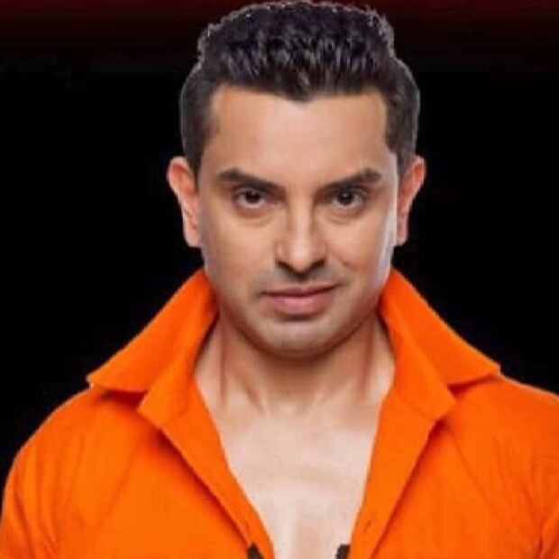 കങ്കണ റണൗത്തിന്റെ (Kangana Ranaut) റിയാലിറ്റി ഷോയ 'ലോക് അപ്പ്' മത്സരാർത്ഥിയും രാഷ്ട്രീയ നിരീക്ഷകനുമായ തെഹ്സീൻ പൂനവല്ലയുടെ (Tehseen Poonawalla) ഞെട്ടിക്കുന്ന രഹസ്യം എങ്ങും ചർച്ചയാവുന്നു. ഒരിക്കൽ ഒരു പ്രമുഖ ഇന്ത്യൻ വ്യവസായി തന്റെ ഭാര്യയ്ക്കൊപ്പം ഉറങ്ങാൻ വാഗ്ദാനം ചെയ്തതായി തെഹ്സീൻ വെളിപ്പെടുത്തി. പ്രിയങ്ക ഗാന്ധിയുടെ ഭർത്താവ് റോബർട്ട് വാദ്രയുടെ അളിയനാണ് തെഹ്സീൻ. റോബെർട്ടിന്റെ കസിൻ മോണിക്ക വാദ്രയുടെ ഭർത്താവാണിദ്ദേഹം കങ്കണ റണൗത്തിന്റെ (Kangana Ranaut) റിയാലിറ്റി ഷോയ 'ലോക് അപ്പ്' മത്സരാർത്ഥിയും രാഷ്ട്രീയ നിരീക്ഷകനുമായ തെഹ്സീൻ പൂനവല്ലയുടെ (Tehseen Poonawalla) ഞെട്ടിക്കുന്ന രഹസ്യം എങ്ങും ചർച്ചയാവുന്നു. ഒരിക്കൽ ഒരു പ്രമുഖ ഇന്ത്യൻ വ്യവസായി തന്റെ ഭാര്യയ്ക്കൊപ്പം ഉറങ്ങാൻ വാഗ്ദാനം ചെയ്തതായി തെഹ്സീൻ വെളിപ്പെടുത്തി. പ്രിയങ്ക ഗാന്ധിയുടെ ഭർത്താവ് റോബർട്ട് വാദ്രയുടെ അളിയനാണ് തെഹ്സീൻ. റോബെർട്ടിന്റെ കസിൻ മോണിക്ക വാദ്രയുടെ ഭർത്താവാണിദ്ദേഹം