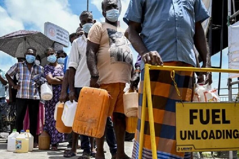  പ്രതിസന്ധി പരിഹരിക്കാൻ നിലവിൽ ചില പഴങ്ങളും പാലുമടക്കമുള്ളവയുടെ ഇറക്കുമതി സർക്കാർ നിരോധിച്ചിരിക്കുകയാണ്. കാറുകൾ, ഫ്ലോർ ടൈലുകൾ അടക്കമുള്ള മറ്റ് ഉത്പന്നങ്ങളുടെ ഇറക്കുമതി നേരത്തേ തന്നെ നിരോധിച്ചിരുന്നു. പുറത്തേക്ക് വിദേശനാണ്യമായി രാജ്യത്തെ പണം പോകാതിരിക്കാണ് ആദ്യം ആഢംബരവസ്തുക്കളുടെയും ഏറ്റവുമൊടുവിൽ ഗതികെട്ട് അവശ്യവസ്തുക്കളുടെയും ഇറക്കുമതി നിരോധിക്കാനുള്ള നടപടി സർക്കാർ സ്വീകരിച്ചത്. ഇതോടെ, കടുത്ത ഭക്ഷ്യക്ഷാമത്തിലേക്കാണ് രാജ്യം നീങ്ങുന്നത്.