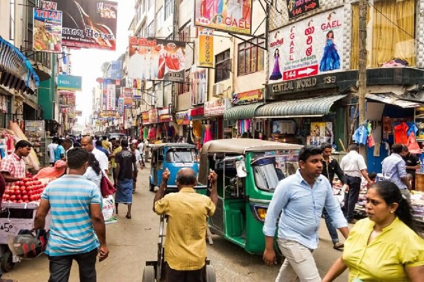  <strong>ശ്രീലങ്കൻ പ്രതിസന്ധിക്ക് കാരണം-</strong> കഴിഞ്ഞ കുറച്ചു വര്‍ഷങ്ങളായി ശ്രീലങ്കയിൽ കയറ്റുമതിയും ഇറക്കുമതിയും തമ്മിൽ കൃത്യമായ ഒരു അനുപാതം നിലനിന്നിരുന്നില്ല. കയറ്റുമതി കുറഞ്ഞുവരികയും ഇറക്കുമതി കൂടുകയും ചെയ്തതോടെ വിദേശനാണയം ആ വഴിക്ക് ചെലവായിത്തുടങ്ങി. കോവിഡ് പ്രതിസന്ധിയിൽ കയറ്റുമതി കുത്തനെ കുറയുകയും ഇറക്കുമതി മാറ്റമില്ലാതെ തുടരുകയും ചെയ്തതോടെ വിദേശനാണയ ശേഖരം തീർന്ന് രാജ്യം പ്രതിസന്ധിയിലായി. നിലവിൽ ശ്രീലങ്കയിലെ വിദേശനാണയശേഖരം ഏതാണ്ട് തീർന്ന അവസ്ഥയിലാണ്. മാത്രമല്ല, ഏഴ് ബില്യൻ ഡോളറോളം വിദേശകടവുമുണ്ട്. 2020 മാർച്ചിൽ ആരംഭിച്ച പ്രതിസന്ധി 2021 നവംബറോടെയാണു രൂക്ഷമായത്. വിദേശവായ്പ സംഘടിപ്പിക്കുന്നതിനായി രൂപയുടെ മൂല്യം കുറച്ചതോടെ പണപ്പെരുപ്പം വർധിച്ചു. കോവിഡ് കാലത്ത് ടൂറിസം വ്യവസായം തകർന്നതോടെ ആ വഴിയുള്ള വരുമാനവും നിലച്ചു.