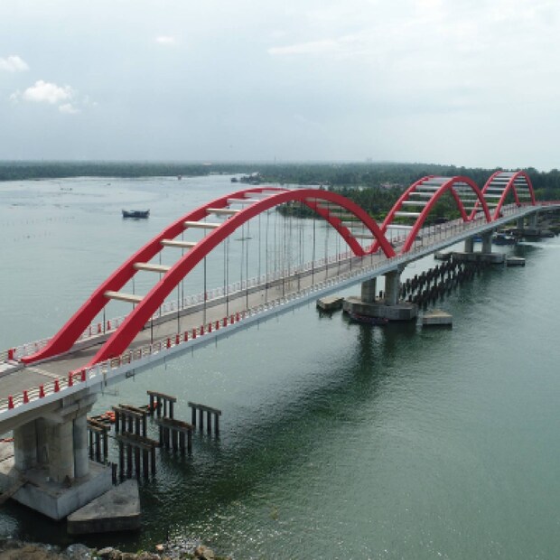 ആലപ്പുഴ- കൊല്ലം ജില്ലകളിലെ ജനങ്ങളുടെ ചിരകാല അഭിലാഷമായ വലിയഴീക്കല് പാലം നാളെ മുഖ്യമന്ത്രി പിണറായി വിജയന് നാടിന് സമര്പ്പിക്കും. തീരദേശഹൈവേയിൽ പെടുന്നതാണ് ഈ പാലം. പാലം തുറന്നുകൊടുക്കുന്നതോടെ ഇരുജില്ലയിലെയും ജനങ്ങൾക്കുള്ള ലാഭം 25 കിലോമീറ്ററാണ്. ആലപ്പുഴ- കൊല്ലം ജില്ലകളിലെ ജനങ്ങളുടെ ചിരകാല അഭിലാഷമായ വലിയഴീക്കല് പാലം നാളെ മുഖ്യമന്ത്രി പിണറായി വിജയന് നാടിന് സമര്പ്പിക്കും. തീരദേശഹൈവേയിൽ പെടുന്നതാണ് ഈ പാലം. പാലം തുറന്നുകൊടുക്കുന്നതോടെ ഇരുജില്ലയിലെയും ജനങ്ങൾക്കുള്ള ലാഭം 25 കിലോമീറ്ററാണ്.