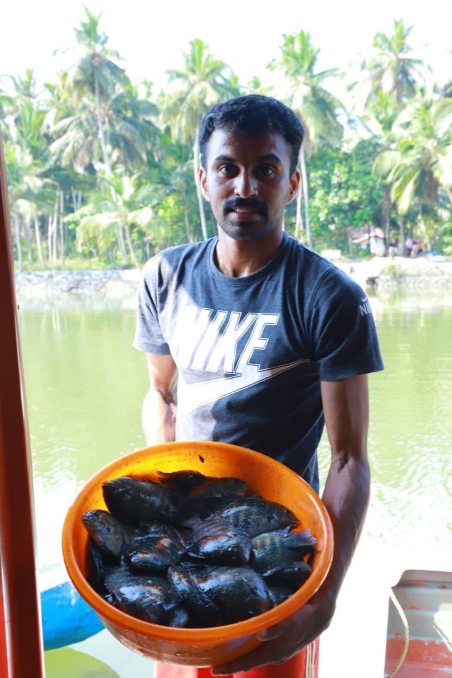  2018 ലാണ് ദിനിൽ കരസേനയിലെ ജോലി വിട്ട് കൂടമത്സ്യ കൃഷിയിലേക്കിറങ്ങുന്നത്. സിഎംഎഫ്ആർഐയുടെ പദ്ധതിയിൽ അംഗമായിട്ടായിരുന്നു ദിനിലിന്റെ കൃഷി. ആഭ്യന്തര മത്സ്യോൽപാദനം കൂട്ടുകയെന്ന ലക്ഷ്യത്തോടെ കേരളത്തിൽ 500 കൂടുമത്സ്യകൃഷി യൂണിറ്റുകൾക്ക് സിഎംഎഫ്ആർഐ തുടക്കമിട്ടപ്പോൾ ആദ്യ മത്സ്യക്കൂട് ലഭിച്ചത് ദിനിൽ പ്രസാദിനായിരുന്നു. നാഷണൽ ഫിഷറീസ് ഡെവലപ്മെന്റ് ബോർഡിന്റെ (എൻഎഫ്ഡിബി) സാമ്പത്തിക സഹായത്തോടെ സബ്സിഡി നൽകിയാണ് പദ്ധതി തുടങ്ങിയത്.