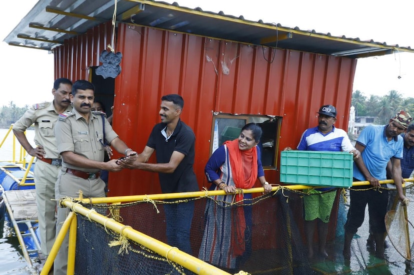  നാല് മീറ്റർ വീതം നീളവും വീതിയും ആഴവുമുള്ള ഓരോ കൂടിൽ നിന്നും ശരാശരി 150 കിലോ കരിമീനാണ് ഒരു വർഷം വിളവെടുക്കുന്നത്. ദിനിലിന്റെ സഹായത്തോടെ 75ഓളം കൂടുമത്സ്യകൃഷിയൂണിറ്റുകൾ മലബാറിലെ വിവിധ സ്ഥലങ്ങളിൽ നടന്നുവരുന്നുണ്ട്.