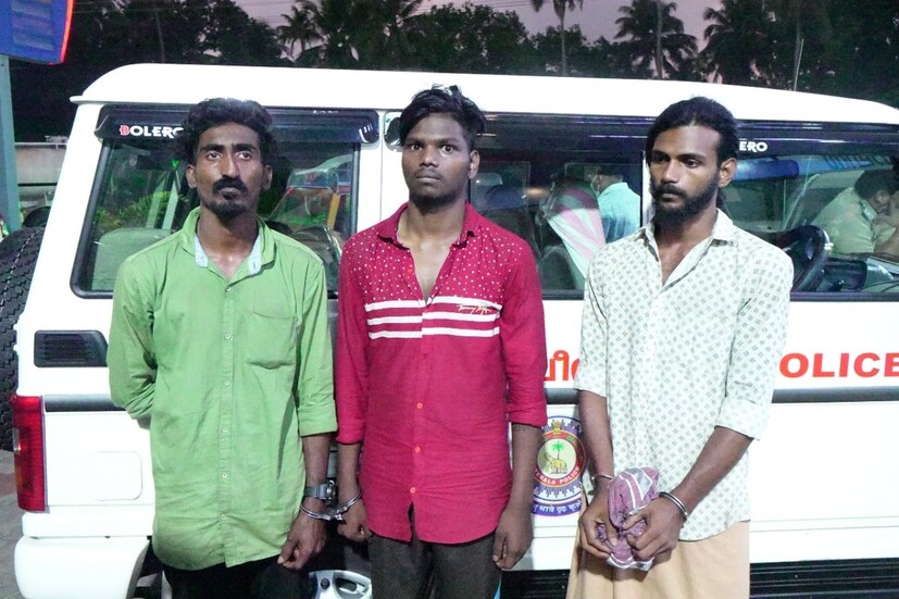  കൊല്ലം: ക്ഷേത്ര ദർശനത്തിനെന്ന വ്യാജേന കുടുംബവുമൊത്ത് വൻതോതിൽ കഞ്ചാവ് (Cannabis) കടത്തിയ സംഘം പിടിയിൽ. കൊല്ലം (Kollam) സിറ്റി പൊലീസ് കമ്മീഷണർക്ക് ലഭിച്ച രഹസ്യവിവരത്തിന്റെ അടിസ്ഥാനത്തിൽ ഡാൻസാഫ് ടീം പിൻതുടർന്ന് പിടികൂടുകയായിരുന്നു.