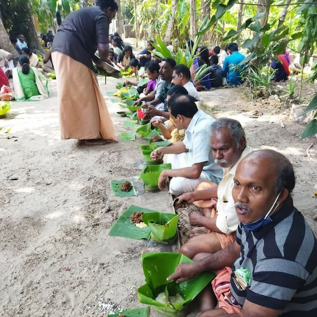  ആലപ്പുഴ: നിലത്ത് മണ്ണിലിരുന്ന് ഓലക്കാൽ കൊണ്ടുണ്ടാക്കിയ തട മുന്നിൽ വക്കും. അതിനു മുകളിൽ വാഴ ഇല. കഞ്ഞി ഒഴിക്കുമ്പോൾ ചൂട് കൊണ്ട് ഇല കുഴിഞ്ഞ് പാത്രം പോലെ ആകും. അതിലേക്ക് അസ്ത്രവും കടുമാങ്ങയും. കുമ്പിൾ കുത്തിയ പ്ളാവില സ്പൂണാകും. ഒപ്പം മുതിരയും പപ്പടവും. കൂട്ടിന് വിളയിച്ച അവലും പഴവും ഉണ്ണിയപ്പവും. ഇനിയുള്ള 7 ദിവസം ചെട്ടികുളങ്ങരയിൽ കുതിര മൂട്ടിൽ കഞ്ഞിക്കാലമാണ്. പറഞ്ഞ് വരുന്നത് വിശ്വപ്രസിദ്ധമായ ചെട്ടികുളങ്ങരെ ദേവീക്ഷേത്രത്തെയും അതിനും ചുറ്റുമുള്ള 13 കരകളിലും പതിറ്റാണ്ടുകളായി നിലനിൽക്കുന്ന ആചാരത്തെക്കുറിച്ചാണ്.