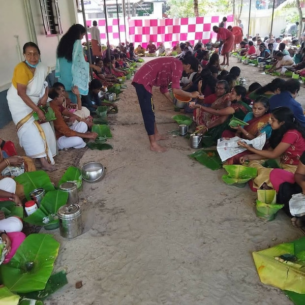  മെടഞ്ഞ ഓലയിൽ ചമ്രം പടഞ്ഞിരുന്നാണ് കഞ്ഞി കുടിക്കുക. കുതിരച്ചുവടുള്ള(ക്ഷേത്രത്തിലേക്കുള്ള കെട്ടുകാഴ്ചകള്‍ നിർമ്മിക്കുന്ന സ്ഥലം) കരയിലുള്ള വീട്ടുകാർ അവിടെ വച്ചും ഇല്ലാത്തവർ സ്വന്തം വീട്ടിലുമാണ് കഞ്ഞി നടത്തുക. കുതിരച്ചുവട്ടിൽ ദക്ഷിണ വച്ച് കരക്കാരെ ക്ഷണിച്ച് താലപ്പൊലിയുടെയും നാദസ്വരമേളങ്ങളുടെയും അകമ്പടിയോടെ സ്വീകരിച്ചാനയിക്കും.