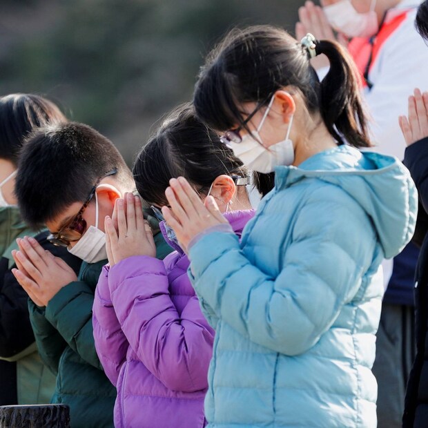  തലമുടി കെട്ടുന്ന രീതി പുരുഷന്മാരെ 'ലൈംഗികമായി ഉത്തേജിപ്പിക്കുന്നു' എന്നാരോപിച്ച് ജാപ്പനീസ് സ്കൂളുകൾ  (Schools in Japan) വിദ്യാർത്ഥിനികളെ പോണിടെയിൽ (ponytail) കെട്ടുന്നതിൽ നിന്ന് വിലക്കി. സോക്സിൻറെ നീളം, അടിവസ്ത്രങ്ങളുടെ നിറം എന്നിങ്ങനെയുള്ള വിചിത്രമായ കർക്കശങ്ങൾ ചുമത്തുന്നതിൽ ജപ്പാനിലെ സ്കൂളുകൾ കുപ്രസിദ്ധമാണ് എന്ന് VICE വേൾഡ് ന്യൂസ് റിപ്പോർട്ട് ചെയ്യുന്നു