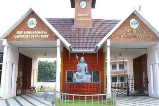 ഭാഷ കൈകാര്യം ചെയ്യാനും നന്നായി ആശയവിനിമയം നടത്താനുമുളള കഴിവ് ഒരു ജോലിയിലേക്കുളള ചവിട്ടുപടിയാണ്.