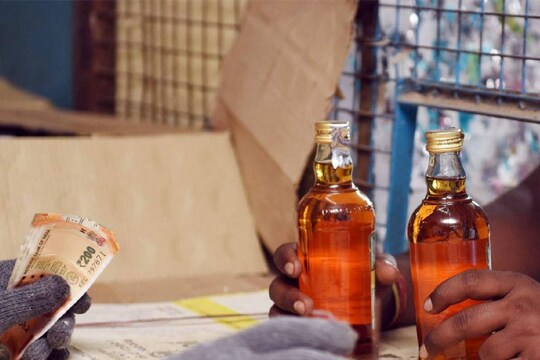 ഈ കുട്ടിയേയും കൊണ്ട് മദ്യഷോപ്പിൽ പോയി ബിയർ വാങ്ങി വീടിനു പരിസരത്ത് പൊതു ഇടത്തുവച്ച് വച്ച് മദ്യം നൽകുക ആയിരുന്നു