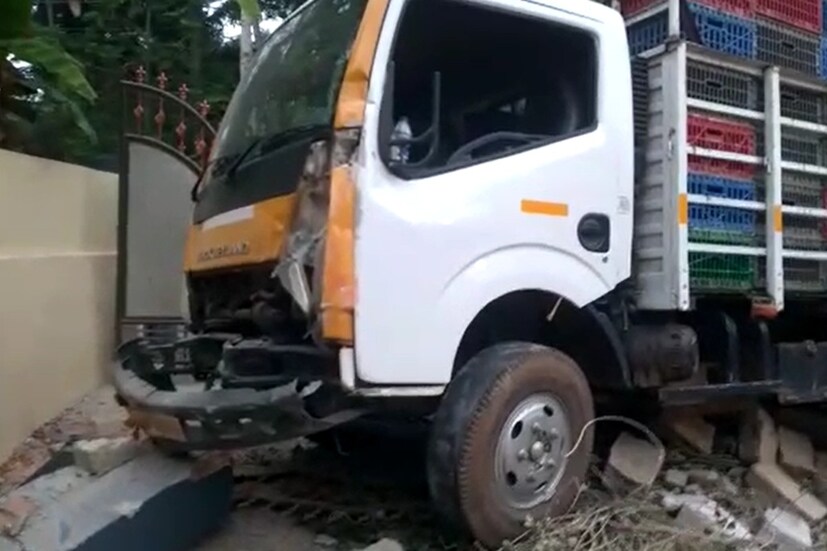  തുടർച്ചയായ രണ്ടാം ദിവസമാണ് രാവിലെയുണ്ടായ വാഹനാപകടത്തിൽ തിരുവനന്തപുരം ജില്ലയിൽ കാൽനട യാത്രികൻ കൊല്ലപ്പെടുന്നത്. വെമ്പായത്തിന് സമീപം കൊപ്പത്ത് ശനിയാഴ്ച രാവിലെ അജ്ഞാത വാഹനമിടിച്ച് പരിക്കേറ്റയാൾ മരിച്ചിരുന്നു. കൊപ്പം കട്ടയ്ക്കാൽ അൽ അബ്റാനിൽ അലികുഞ്ഞ് (80) ആണ് മരണപ്പെട്ടത്.