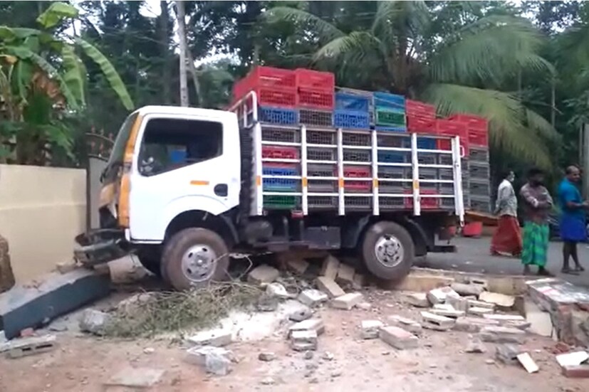  ഇന്ന് പുലർച്ചെയായിരുന്നു സംഭവം. ഒറ്റശേഖരമംഗലം ഭാഗത്തുനിന്ന് നെയ്യാറ്റിൻകരയിലേക്ക് പോവുകയായിരുന്ന ഇറച്ചിക്കോഴിയുമായ് വന്ന പിക്കപ്പ് വാൻ നിയന്ത്രണംവിട്ടായിരുന്നു അപകടം.