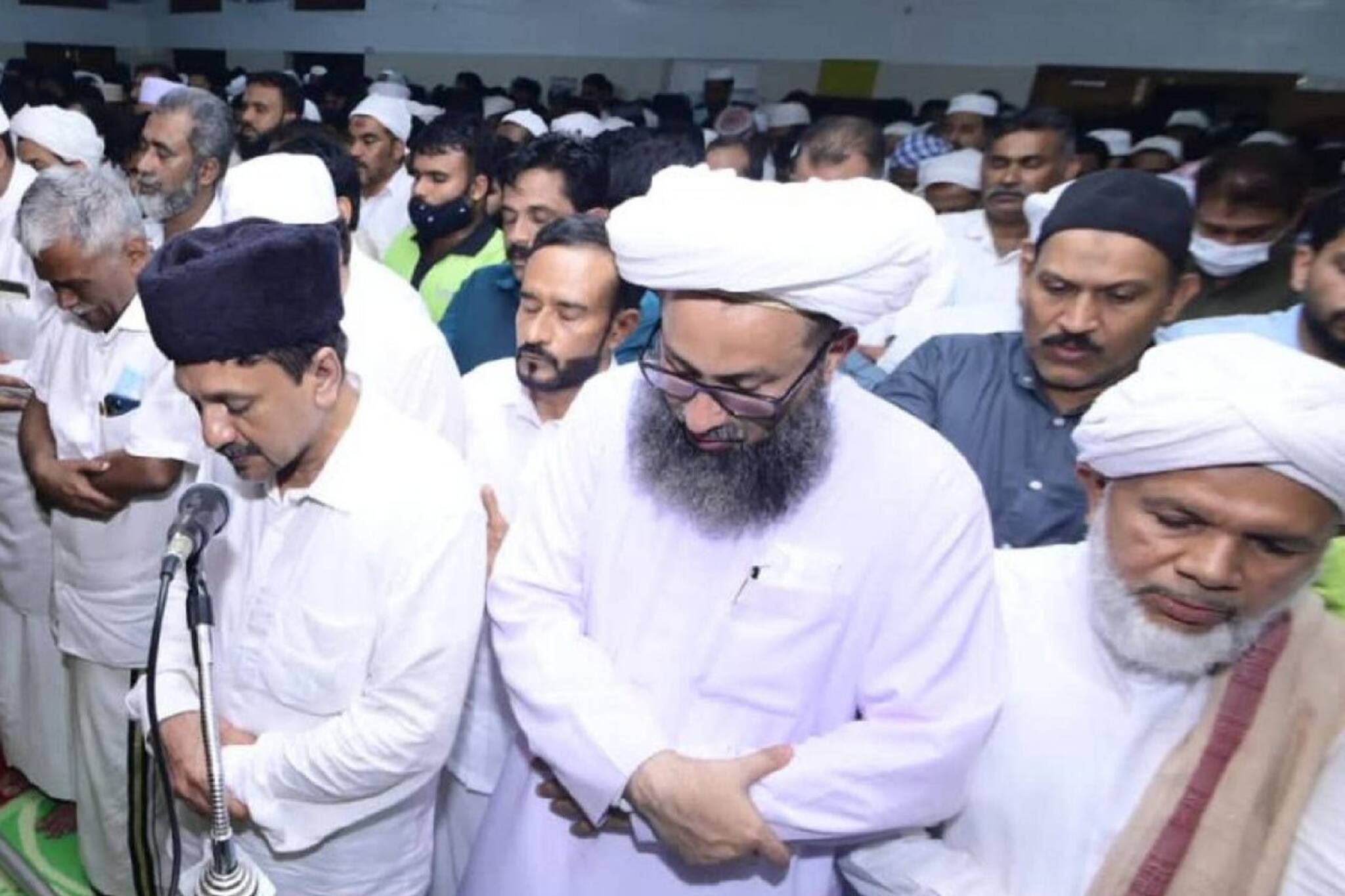 പാണക്കാട് ഹൈദരലി തങ്ങളുടെ ഖബറടക്കം പുലർച്ചെ നടത്തി;തിരക്ക്  അനിയന്ത്രിതമായതിനാലെന്ന് ലീഗ്