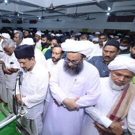 പാണക്കാട് ഹൈദരലി തങ്ങളുടെ ഖബറടക്കം പുലർച്ചെ നടത്തി;തിരക്ക്  അനിയന്ത്രിതമായതിനാലെന്ന് ലീഗ്