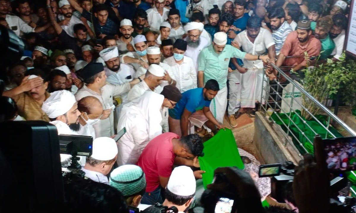  ഈ സാഹചര്യത്തിൽ കിലോമീറ്ററുകൾ നടന്നാണ് ആളുകൾ പാണക്കാട് ജുമാ മസ്ജിദ് ഖബർസ്ഥാനിൽ എത്തിയത്. പാണക്കാട് കുടുംബത്തിലെ അംഗങ്ങളും പികെ കുഞ്ഞാലിക്കുട്ടി അടക്കമുള്ള എല്ലാ പ്രമുഖ നേതാക്കളും ഖബറടക്ക ചടങ്ങുകളിൽ പങ്കെടുത്തു.