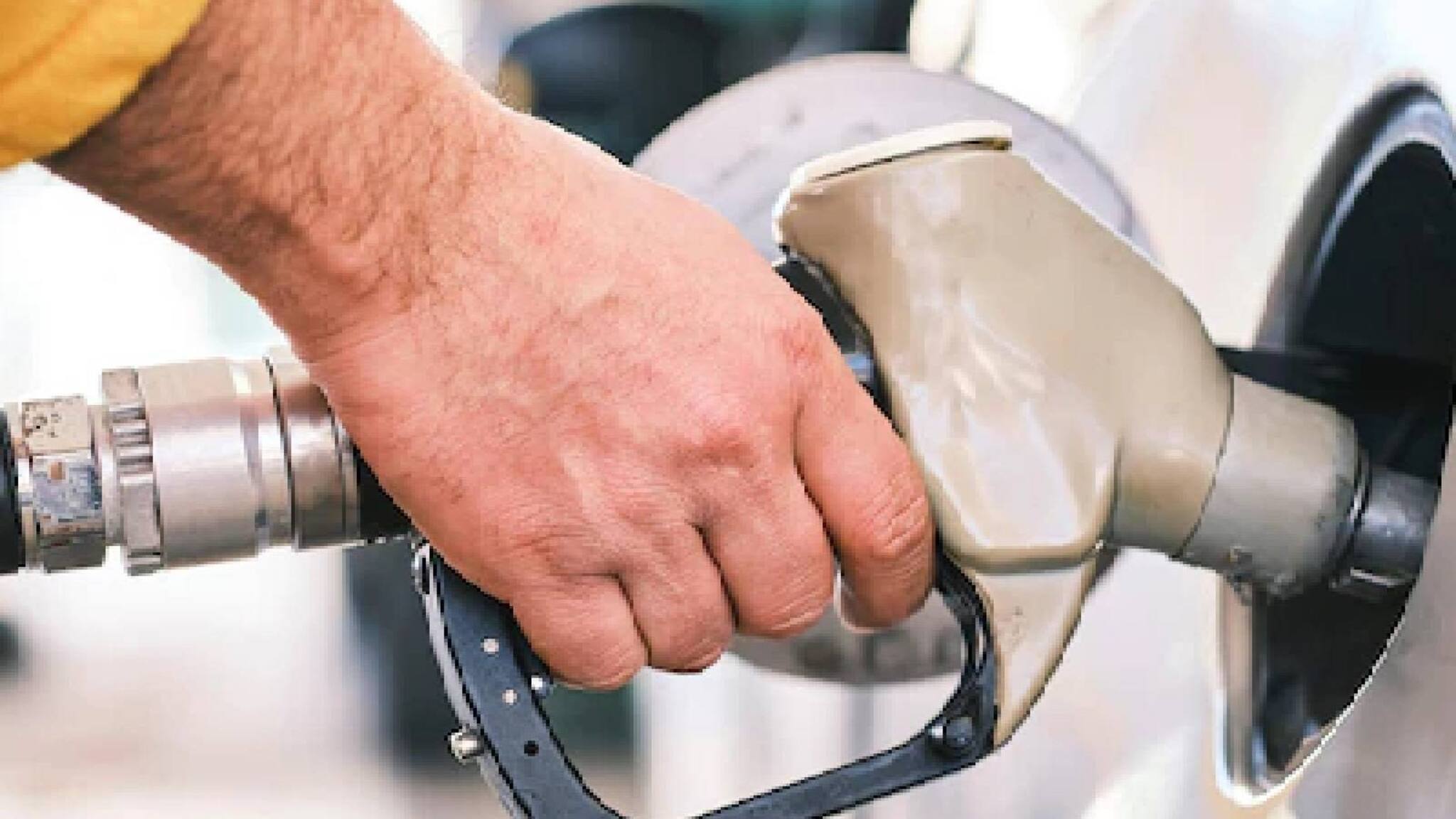 Kerala Petrol Diesel Price Today | ക്രൂഡ് ഓയിൽ വില കുറയുന്നു, ഇനിയും ഇന്ധനവില കുറയ്ക്കാറായില്ലേ എന്ന് കോൺഗ്രസ്