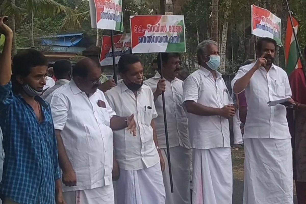 ഇന്നലെയാണ് കെ സി തങ്കച്ചന്‍ പിറവം പാഴൂരിലെ സമരത്തിനെത്തിയത്. പാര്‍ട്ടി തീരുമാനത്തിനൊപ്പം നില്‍ക്കില്ലെന്ന് തങ്കച്ചന്‍ വ്യക്തമാക്കിയിരുന്നു. 