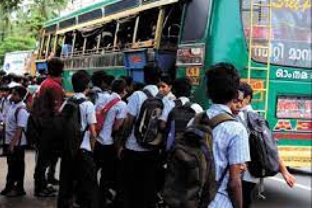 ബസിൽ കേറാൻ അനുവദിക്കാതിരിക്കുക, ബസ് പുറപ്പെടും വരെ പുറത്ത് നിർത്തുക, യാത്രാ ഇളവുകൾ അനുവദിക്കാതിരിക്കുക, സീറ്റിൽ ഇരിക്കാൻ അനുവദിക്കാതിരിക്കുക.. വിദ്യാർത്ഥികൾക്കെതിരെയുള്ള വിവേചനങ്ങൾക്കെതിരെ മോട്ടോർ വാഹന വകുപ്പ് 